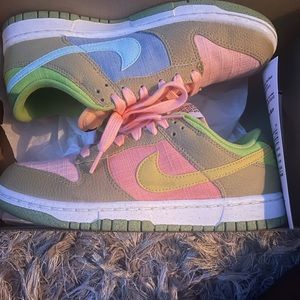 Dunk lows. Gently worn. Good condition. Size 6.5 men’s